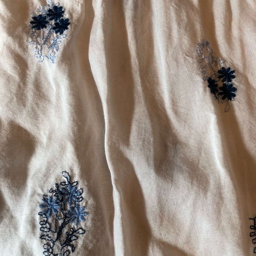 Beautiful blouse—-like new - Picture 5 of 6